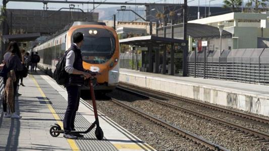 ¿Se puede llevar un patinete eléctrico en un colectivo, metro, tren, avión, coche?